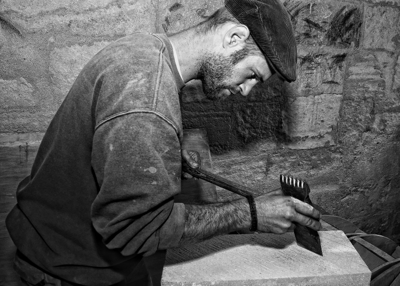 tailleur-ST CEZAIRE SUR SIAGNE-min_man-black-and-white-photography-monument-male-statue-1202231-pxhere.com